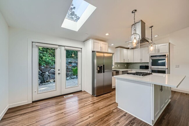 Building Photo - Beautiful Modern House Near Lake Hills and...