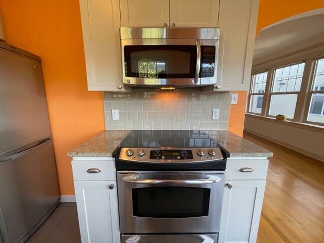 Foto del edificio - Queens Court Condo #310 - Top Floor Corner...