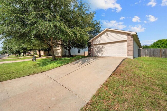 Building Photo - 626 Goldenrod St