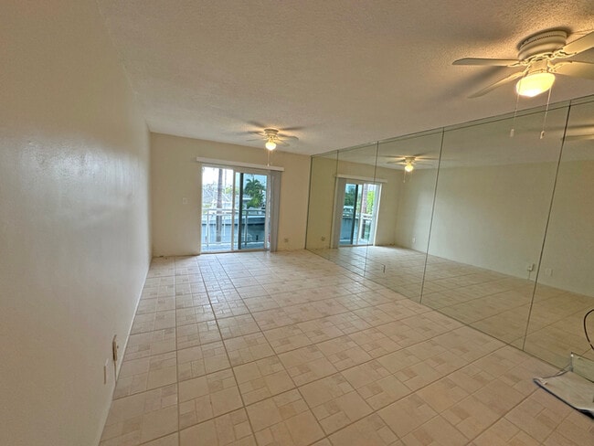 Building Photo - Comfortable 1-bedroom, 1-bath home located...