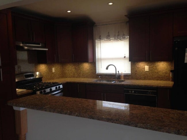 Building Photo - 1489 E 71st St