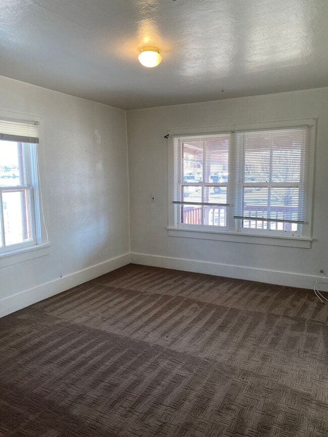 Building Photo - 27 S Elm St