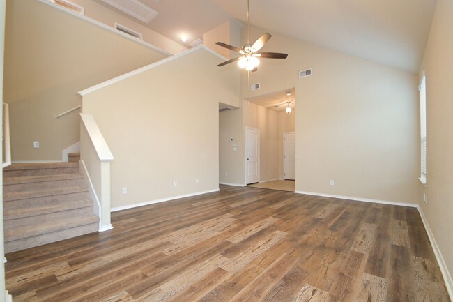 Building Photo - 4 bedroom home located within 6 miles of R...