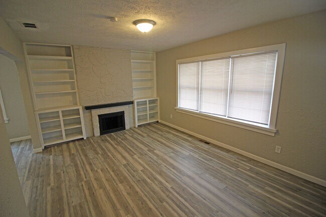 Building Photo - Charming Single-Family Home in Dayton!