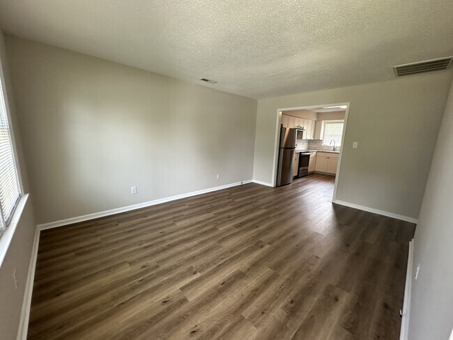 Foto del edificio - 1205 Cherry Ln