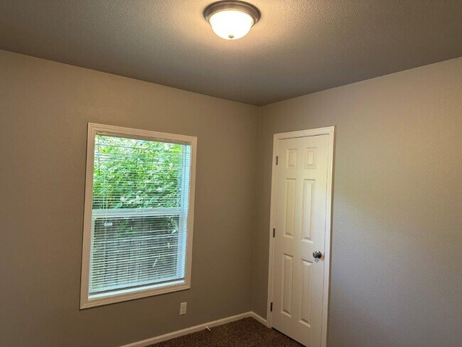 Foto del edificio - UPDATED single family home, with large yard!