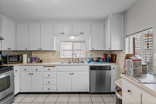 Building Photo - Gorgeous Three Bedroom home  in Sunnyside!