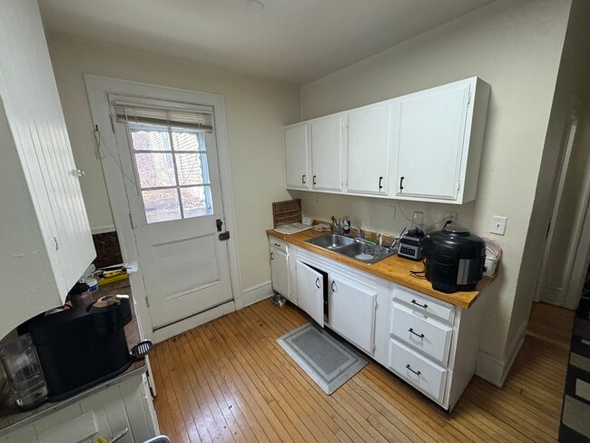 Building Photo - 370 Maple St