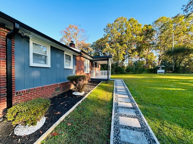 Building Photo - 5087 Meadowbrook Dr
