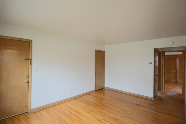 Foto del edificio - APPLY NOW! Cozy 2 Bedroom Lower Apartment ...