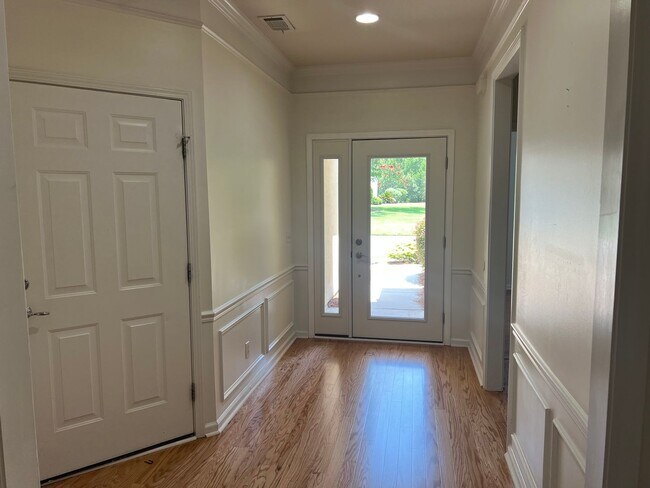 Foto del edificio - Gorgeous One-Level Ranch Style Home in The...
