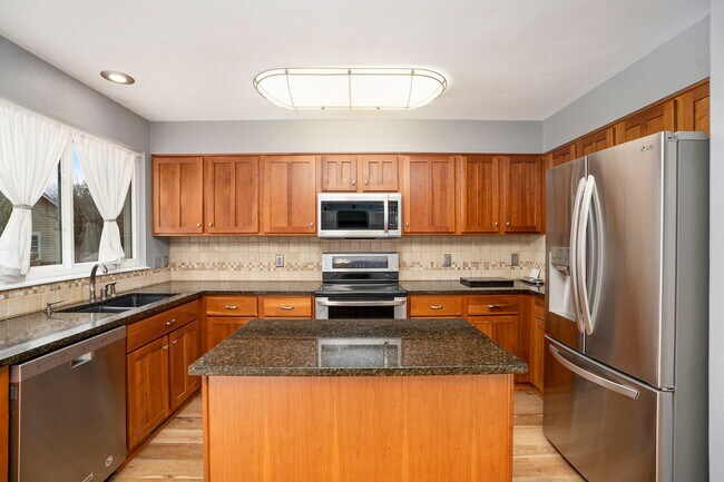 Foto del edificio - Spacious 4-Bedroom Home in District 20 wit...