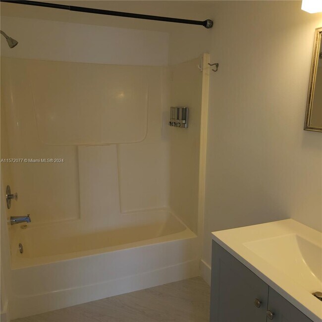 Foto del edificio - 9427 Fontainebleau Blvd