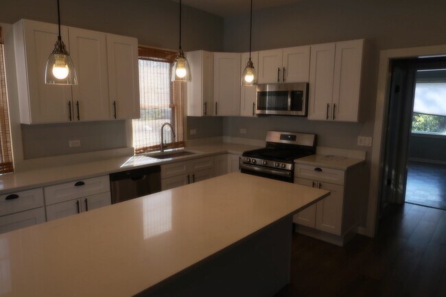 Building Photo - 3615 North Ravenswood Avenue Apt #1, South...