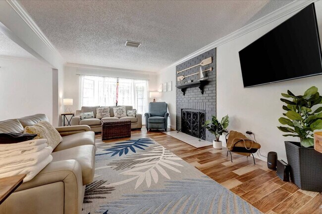 Building Photo - 612 Montezuma Dr