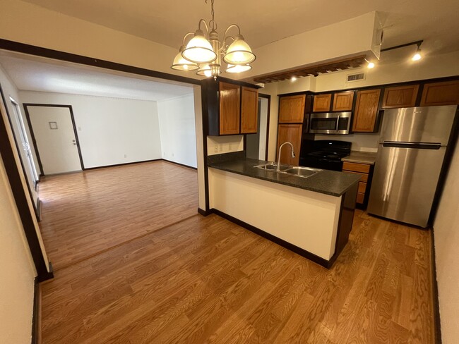 Building Photo - 5808 Sandhurst Ln
