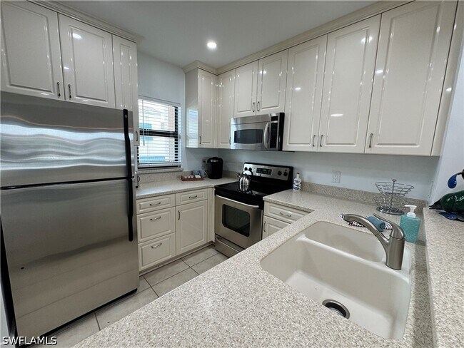 Building Photo - 801 River Point Dr