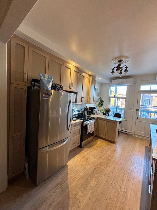 Building Photo - 4847 Av Des Érables