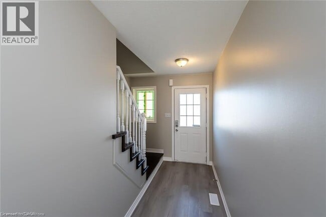 Building Photo - 626 Taylor Crescent