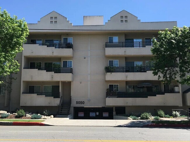 Foto del edificio - 5050 Coldwater Canyon Ave