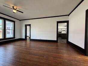 Building Photo - 401 E Twin Springs St