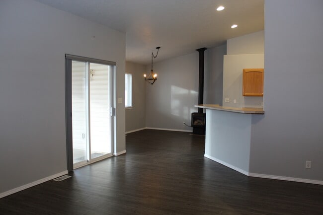 Living Room - 1435 Tara St