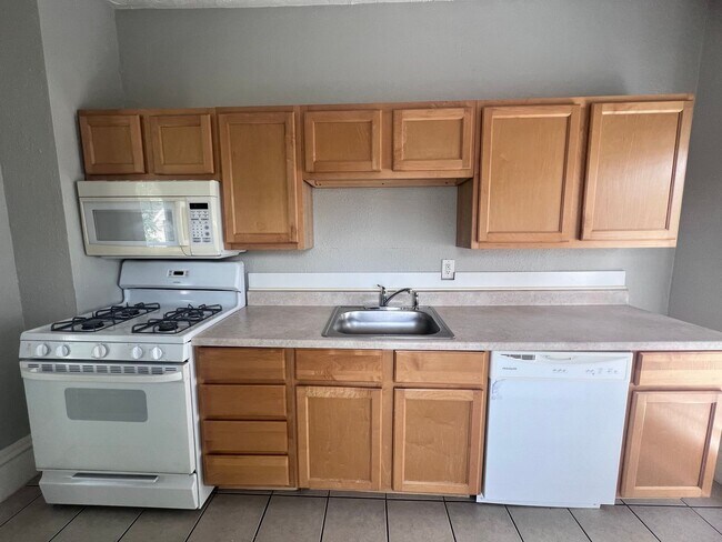 Foto del edificio - Adorable and Spacious Upper One Bedroom on...