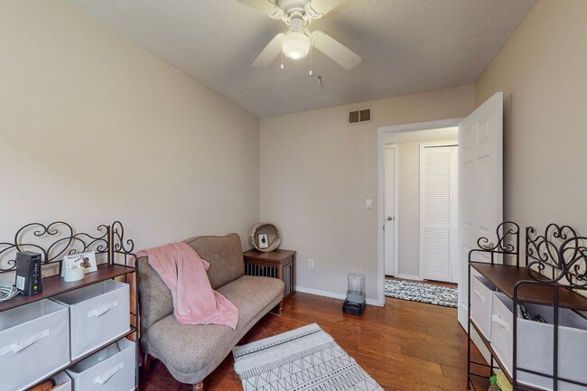 Building Photo - UNSER/LADERA 3 Bedroom  2 Bath  2 car gara...