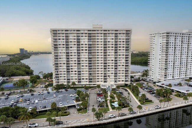 Foto del edificio - 300 Bayview Dr