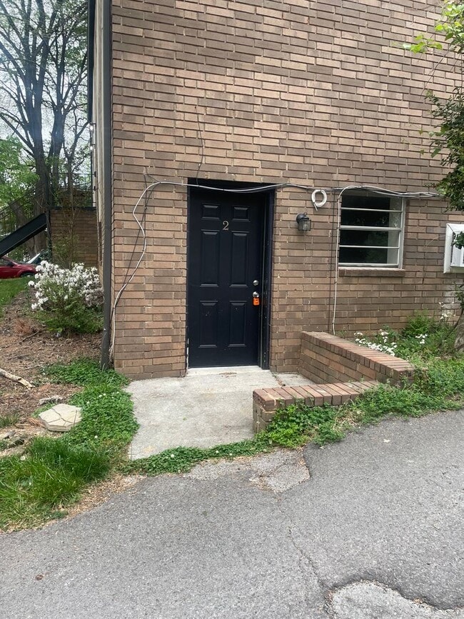 Photo - Knoxville 37912 - Spacious 1 bedroom, 1 bath apartment - Contact Lisa Vineyard and Shannon Russel...