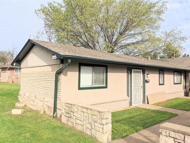 Building Photo - 817 Redbird Dr