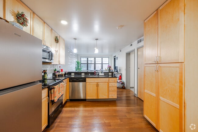 2BR, 2BA - 860SF - Kitchen - Roundhouse Apartments