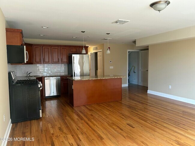 Building Photo - 45 Beers St