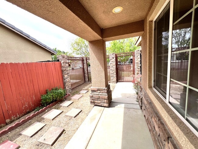 Building Photo - 404 Summershade Court