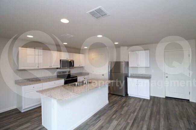 Foto del edificio - 548 W 10th St