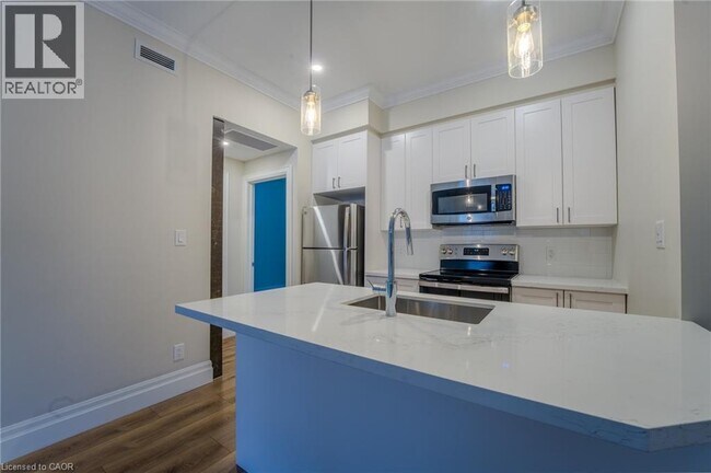 Photo du bâtiment - 100 Charlton Ave W