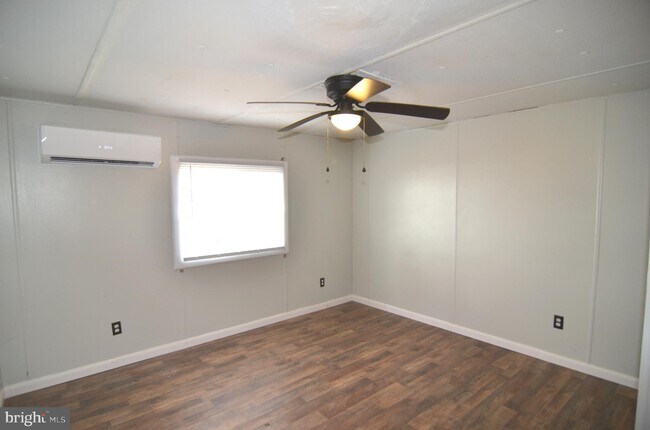 Building Photo - 13025 Saunders Marina Pl
