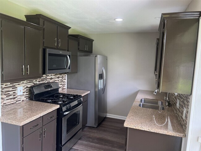 Building Photo - 4003 Brownstone Ln