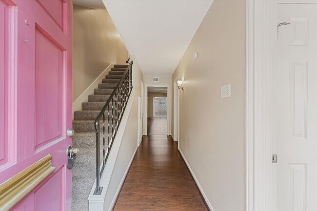 Foto del edificio - Updated 2-Bed, 2.5-Bath Condo in Sought-Af...
