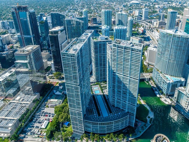 Edificio - 475 Brickell Ave