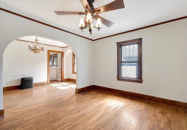 Building Photo - 708 W Maple St