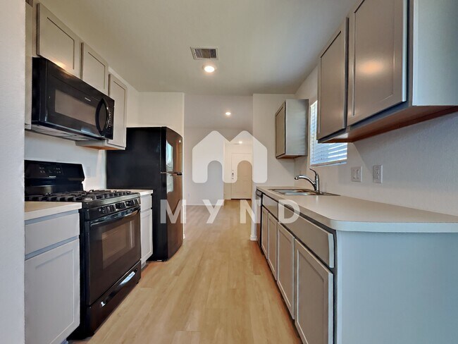 Foto del edificio - 14506 Broadbury Pond Rd