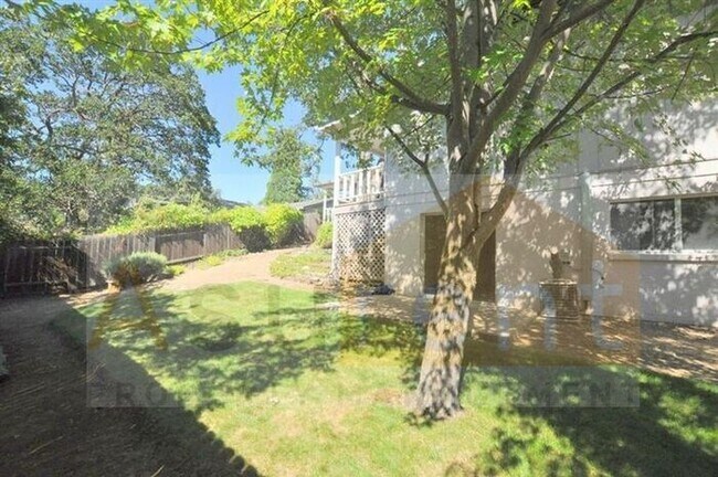 Building Photo - 735 Oak Knoll Dr