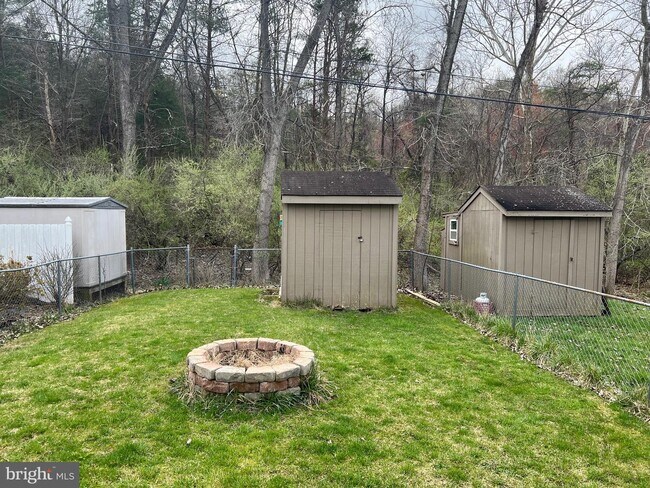 Building Photo - 1337 Robinhood Ln