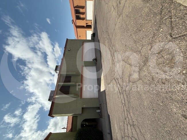 Building Photo - 2202 W Glenrosa Ave