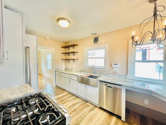 Foto del edificio - Renovated Craftsman Bungalow in Quiet Beac...