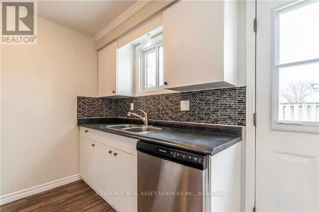 Building Photo - 205 Carlyle Dr