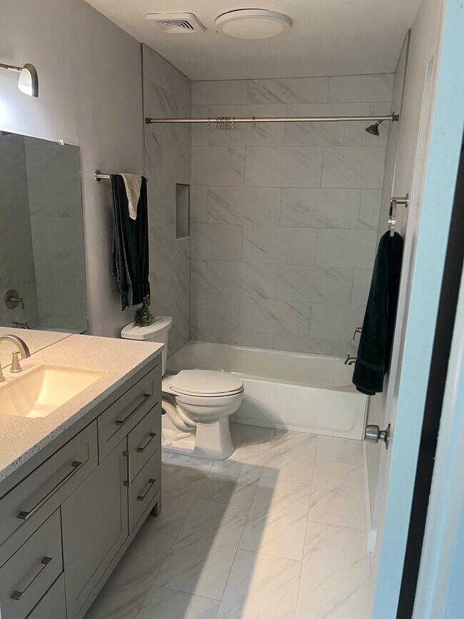 Bañera y ducha completas - 152 Douglas Rd W