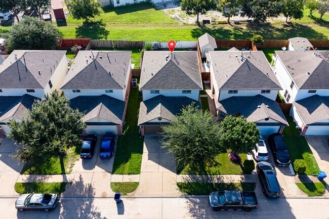 Building Photo - 5703 Basswood Dale Dr