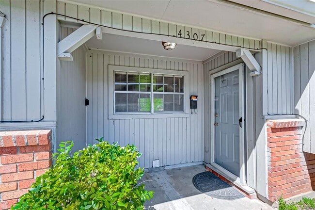 Building Photo - 4307 Holloway Dr
